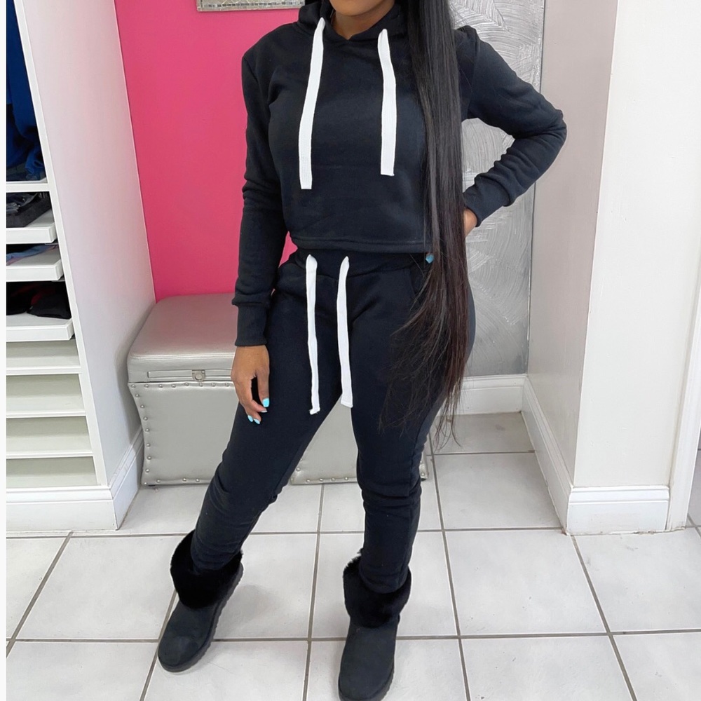 BLACK CROPPED TOP WITH HIGH WAIST JOGGERS